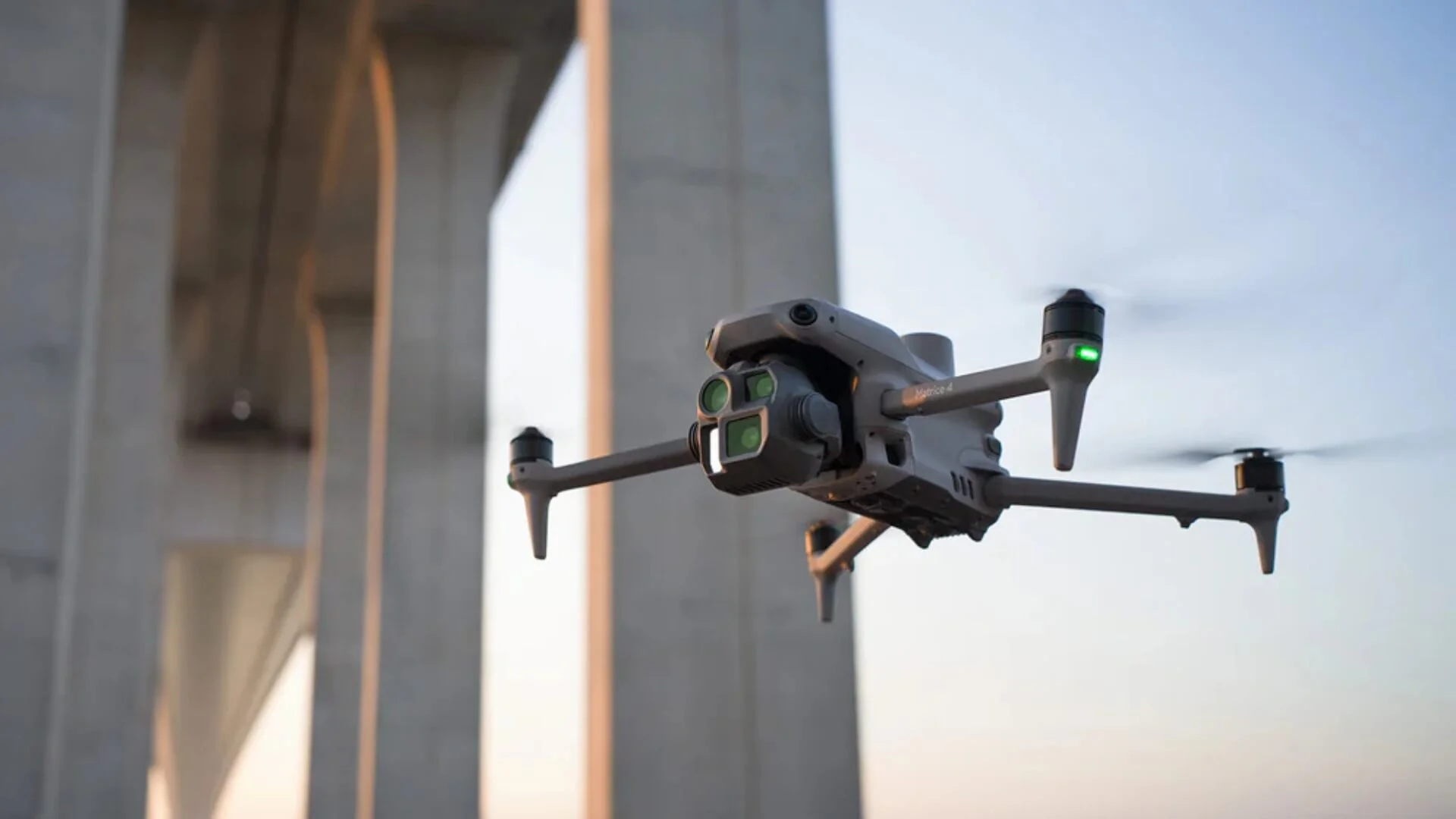 DJI Matrice 4 בטיסה לצד מבנה גשר