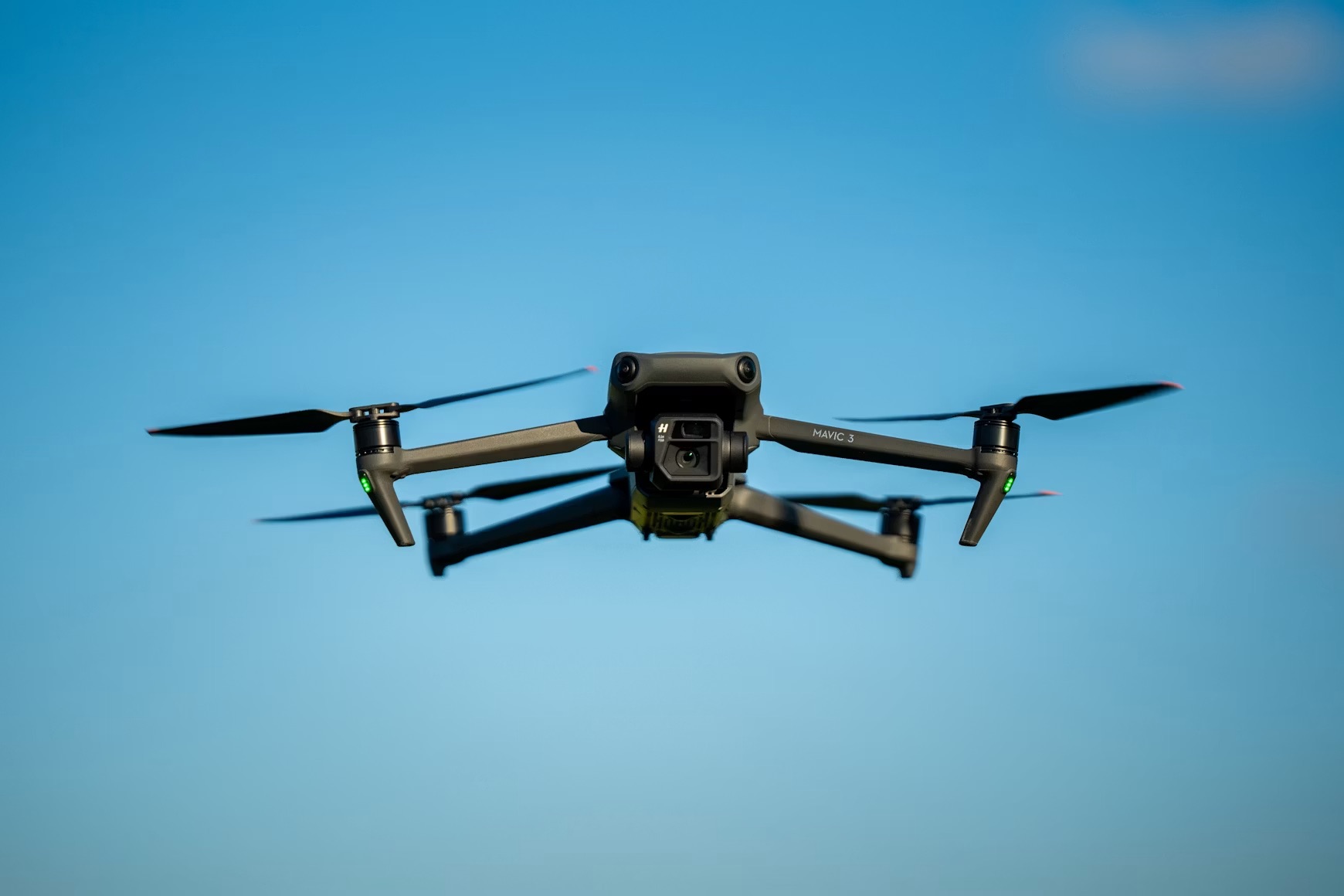 Açık gökyüzüne karşı uçuş halindeki DJI Mavic 3 profesyonel drone
