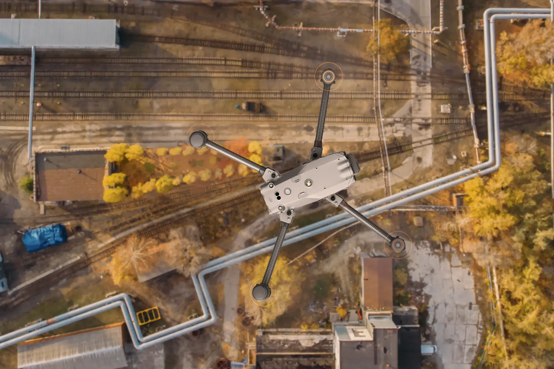 Endüstriyel bir demiryolu ve boru hattı sahasının tepeden drone görünümü