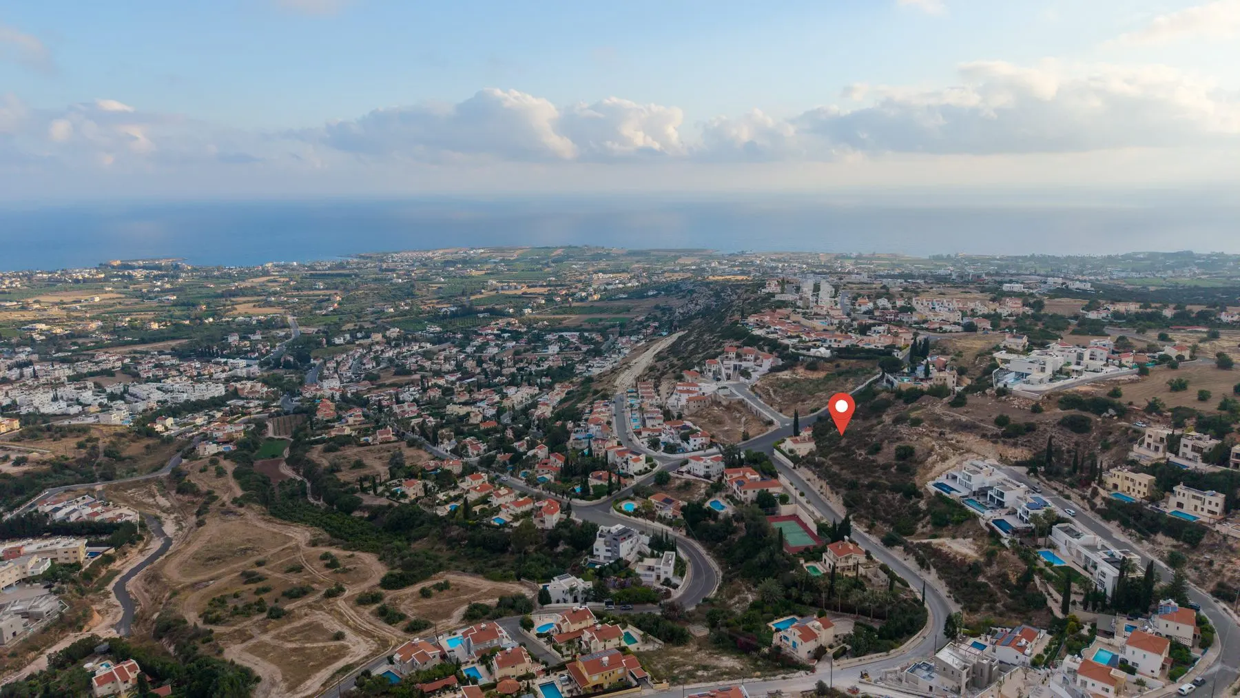 Αεροφωτογραφία σημασμένου οικοπέδου ανάπτυξης σε κυπριακή πλαγιά