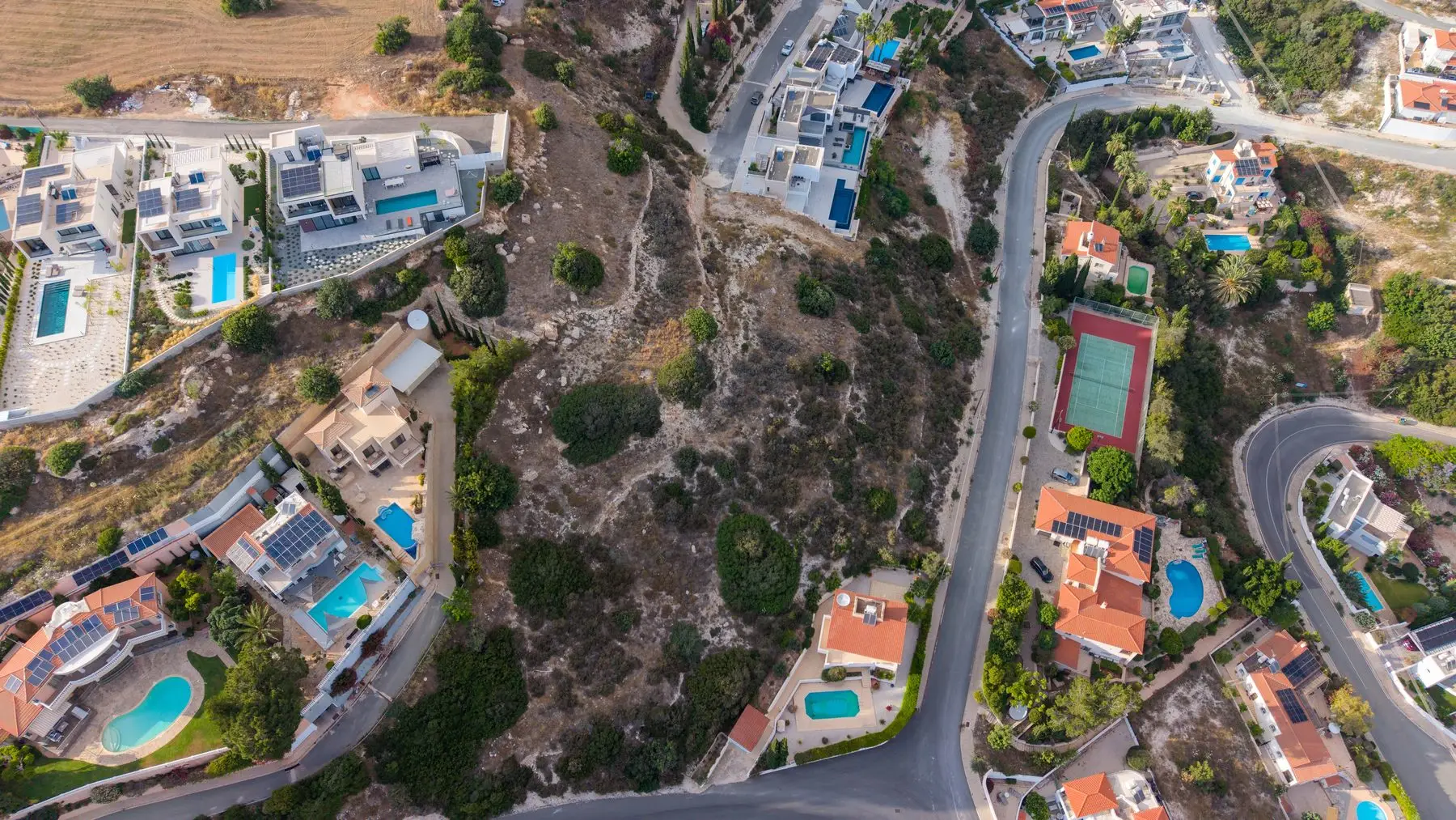 Υπό κλίμακα κάθετος εναέριος χάρτης κυπριακού οικοπέδου