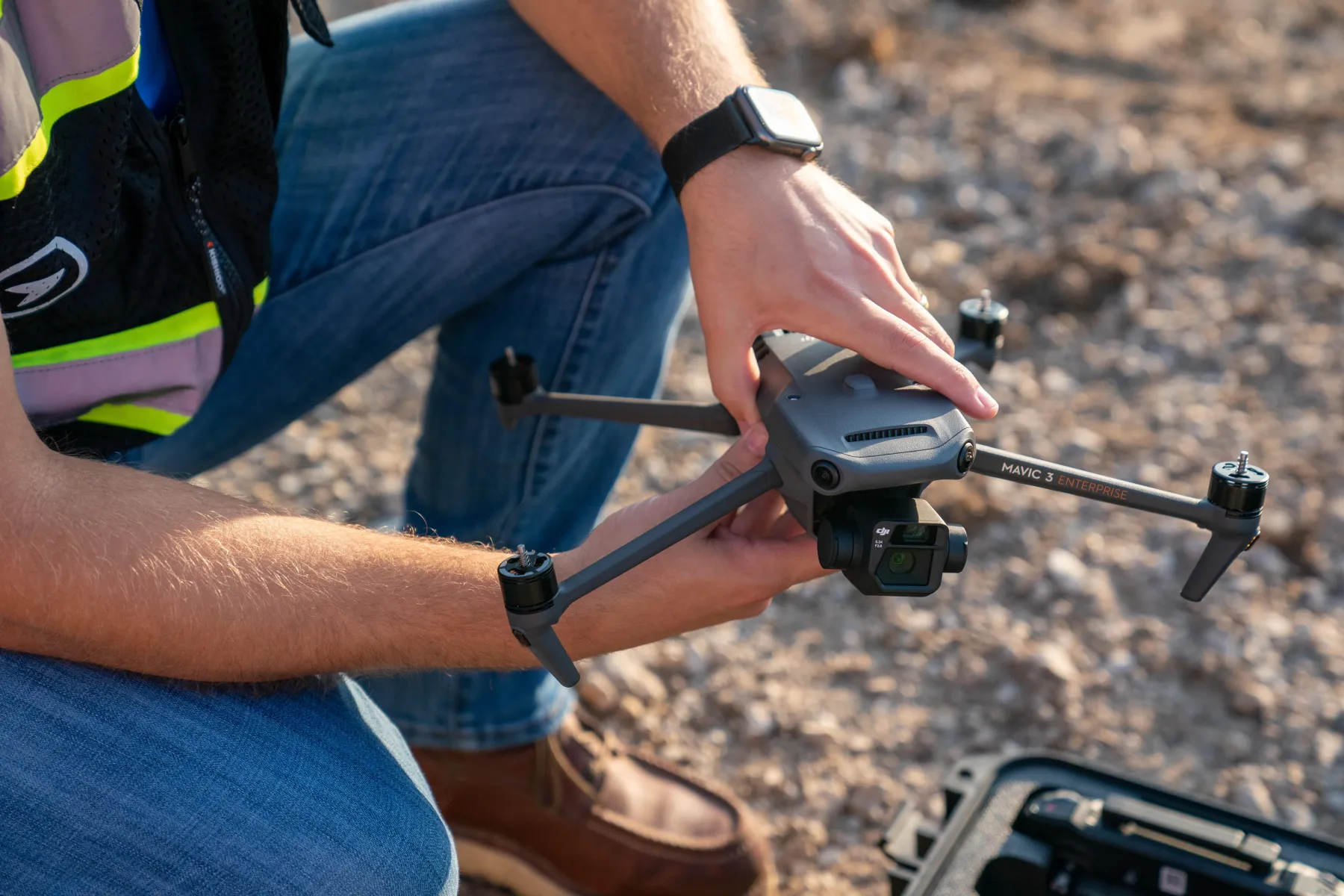 Χειριστής drone προετοιμάζει ένα Mavic 3 Enterprise στον χώρο εργασίας